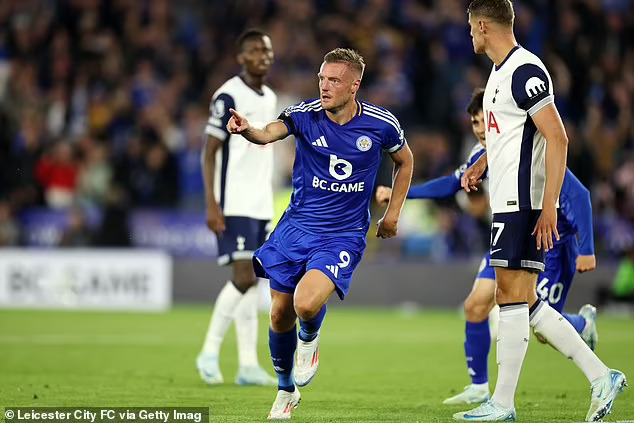 Jamie Vardy ghi ban vao luoi Tottenham